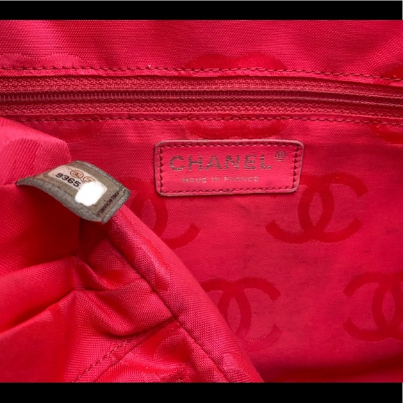 CHANEL Black Quilted Shoulder Bag - Picture 9 of 10